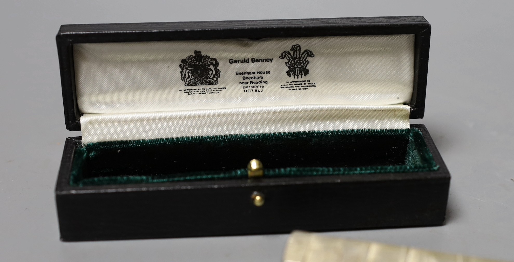 A cased modern silver rectangular presentation paper weight by Adrian Gerald Benney, London, 1987, 10cm, 251 grams, with engraved inscription, in Benney case.